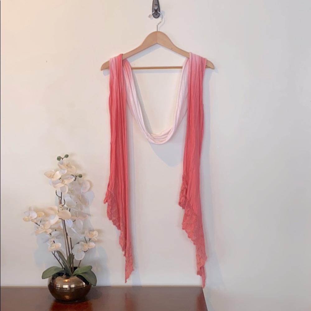 🌸Beautiful pink cascading embroidered scarf! 🌸